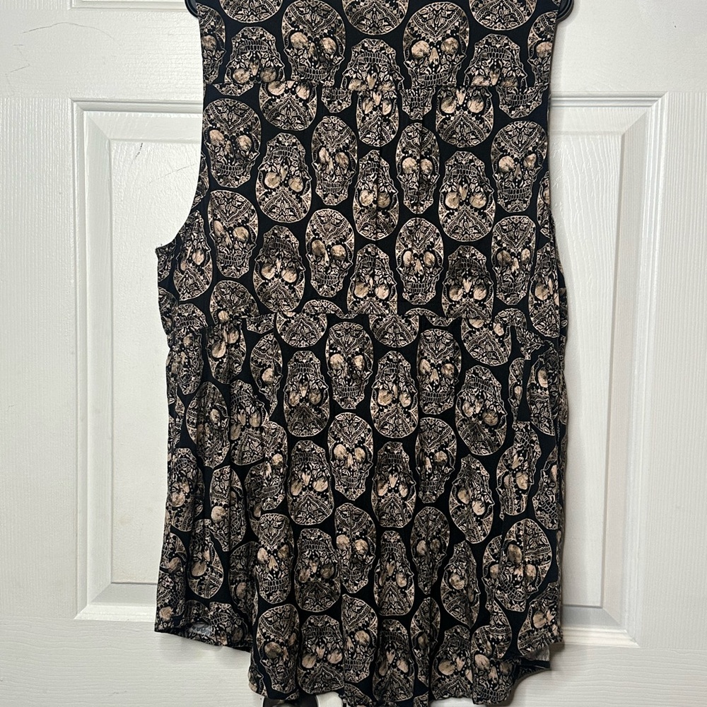 Torrid Black and Tan Patterned Blouse - Picture 2 of 9